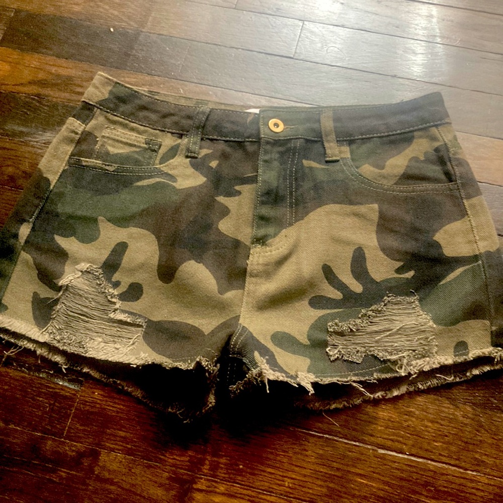 Super down size medium camouflage shorts with rip detail